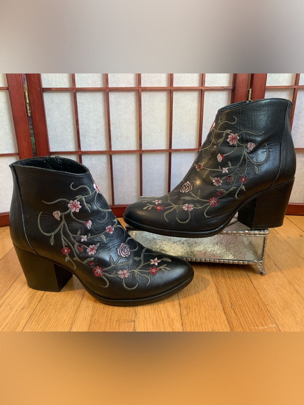 EUC Ateliers Dallas Black Leather Floral Side Zip Ankle Boots Size 38/US 7.5-8M